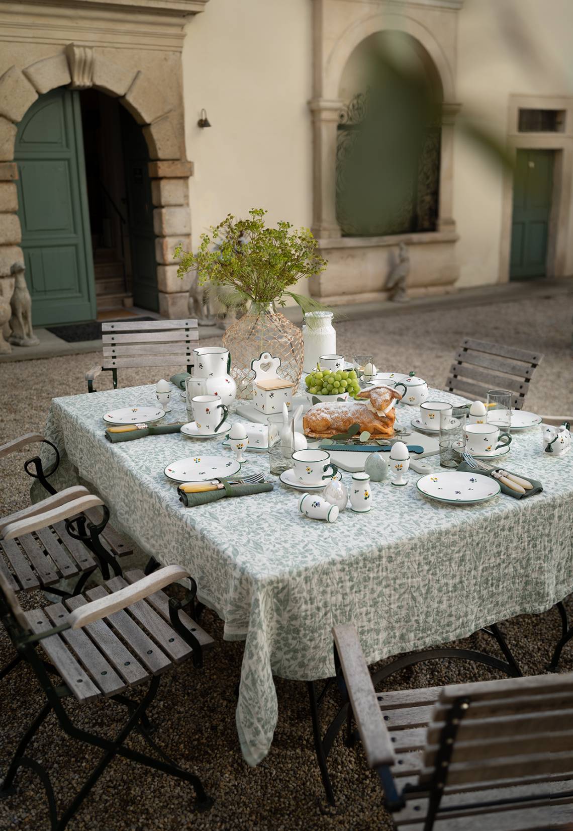 Ein Blumengruß fürs Osterfest Tisch mit Blumenstrauss