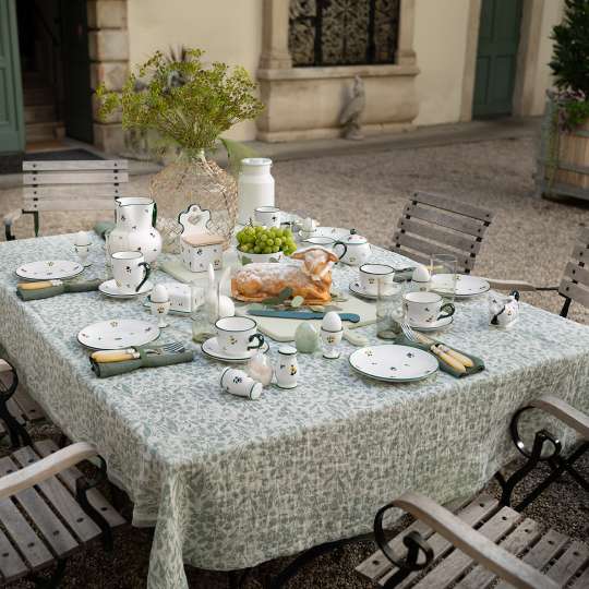 Ein Blumengruß fürs Osterfest gedeckter Tisch