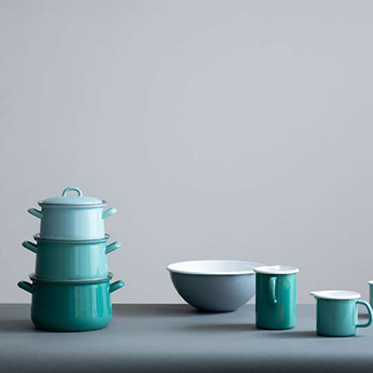 Farbmix in Emaille: Nature Green trifft Pure Grey